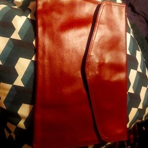 70s vibes on this genuine leather vintage envelope clutch. Made in usa.